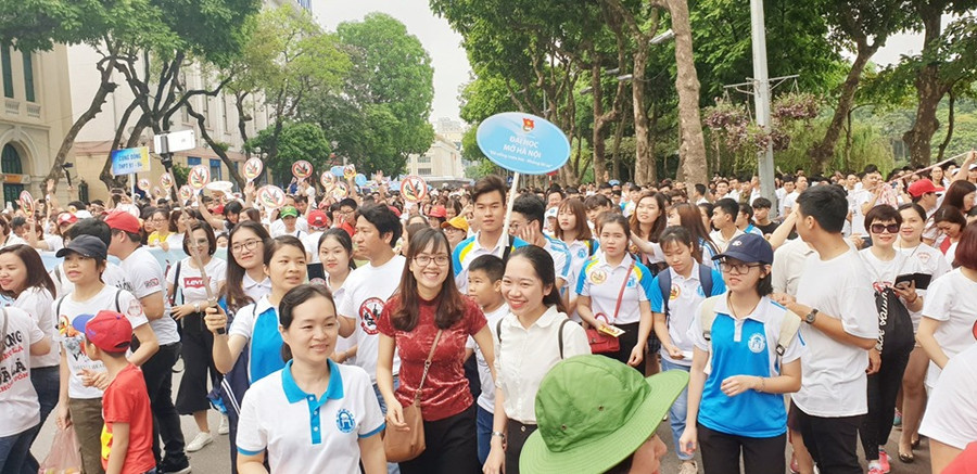 Đông đảo quần chúng nhân dân và HS-SV tham gia tuần hành Đông đảo quần chúng nhân dân và HS-SV tham gia tuần hành