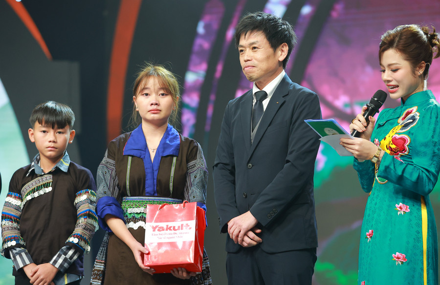 Tại chương trình, 2 chị em được trao tặng học bổng 30 triệu đồng từ Công ty Trách nhiệm hữu hạn Yakult Việt Nam