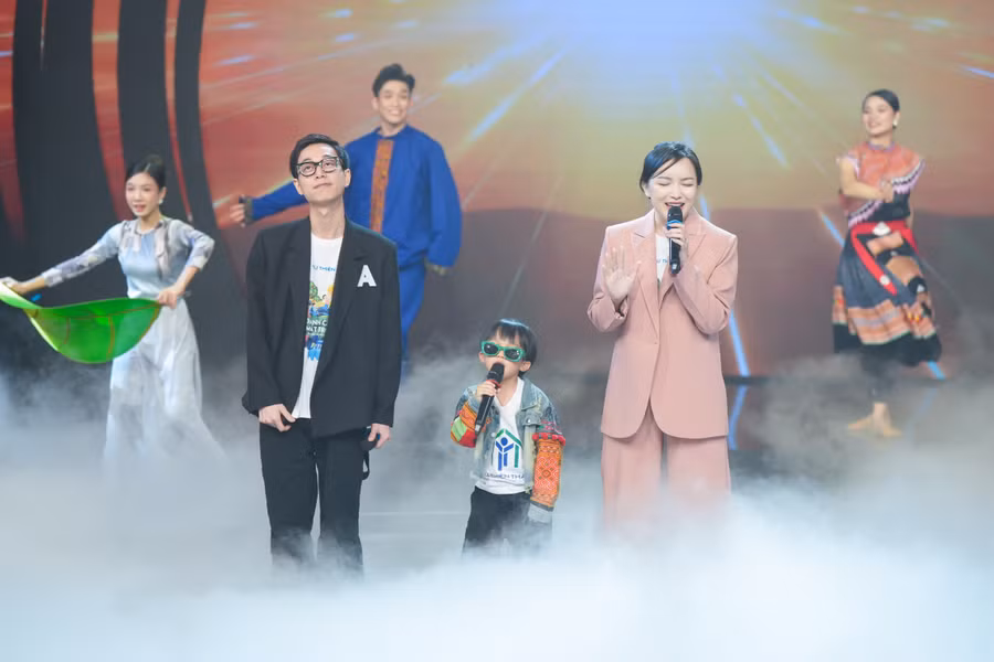 Double2T, Cao Thanh Thảo My và bé Xệ Xệ trong tiết mục "Đánh cắp Mặt Trời".