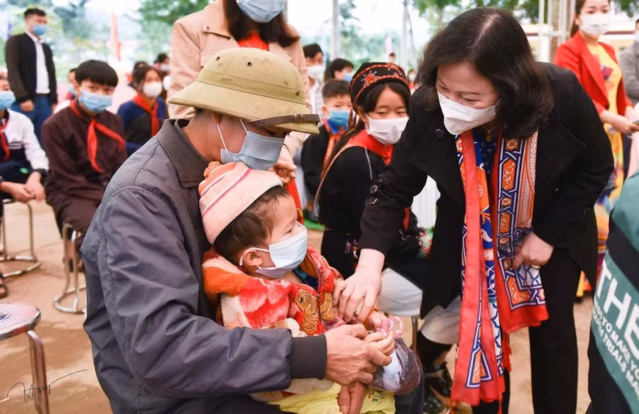 Thứ trưởng Ngô Thị Minh thăm hỏi phụ huynh và các em nhỏ.