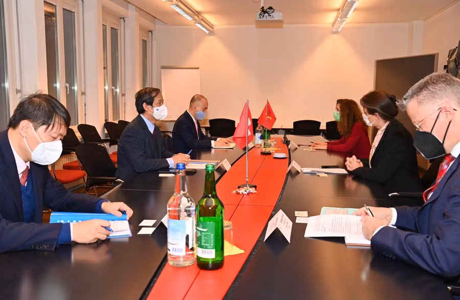 Buổi làm việc của Bộ trưởng Nguyễn Kim Sơn và Quốc vụ khanh Martina Hirayama.