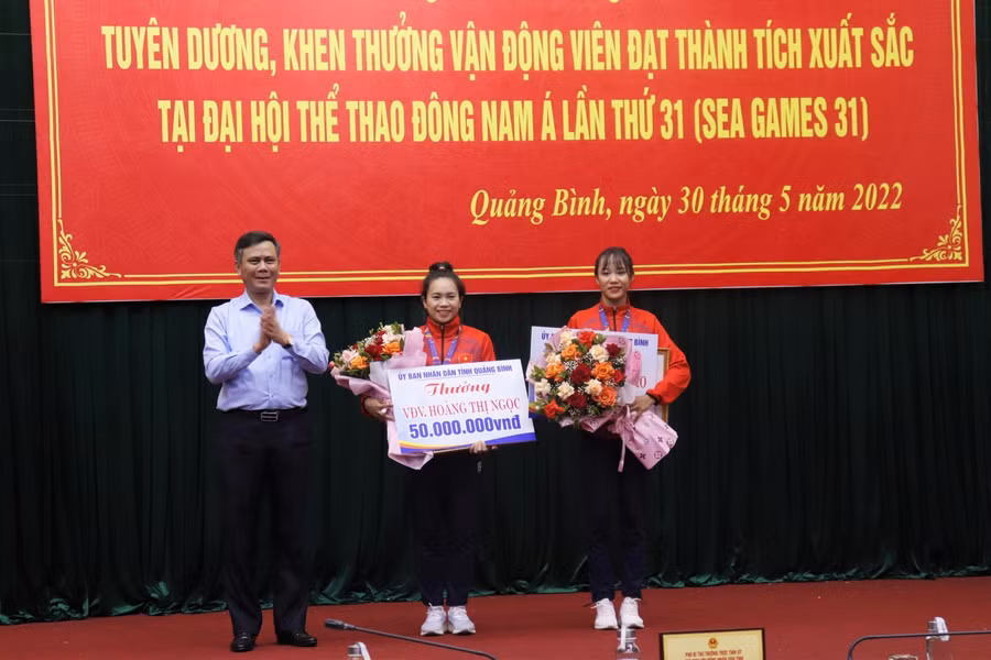 Hai VĐV nữ được trao thưởng.