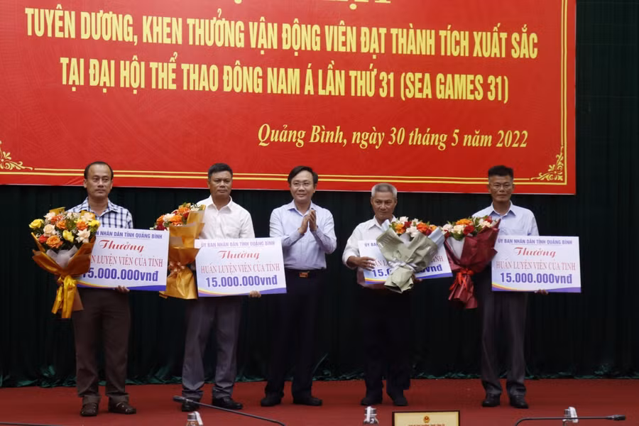 Tuyên dương các huấn luyện viên có đóng góp cho thể thao của tỉnh.