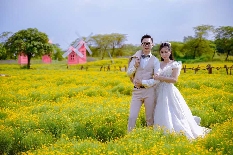 Nhiều cặp đôi cũng lựa chọn địa điểm này để chụp hình cưới.