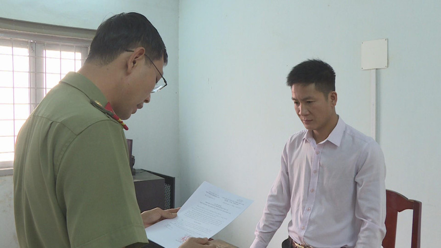 Cơ quan Công an thi hành quyết định khởi tố bị can, lệnh cấm đi khỏi nơi cư trú đối tượng Trần Tiến Dũng (ảnh: SĐ). Cơ quan Công an thi hành quyết định khởi tố bị can, lệnh cấm đi khỏi nơi cư trú đối tượng Trần Tiến Dũng (ảnh: SĐ).