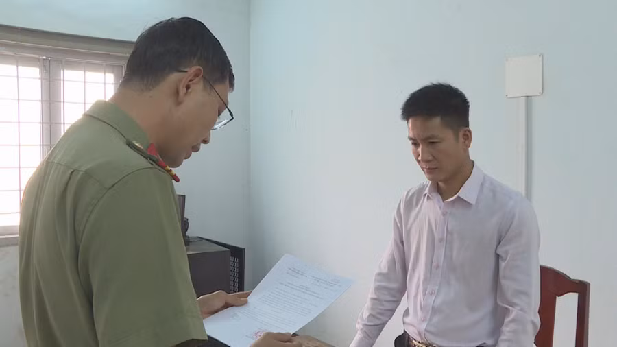 Cơ quan Công an thi hành quyết định khởi tố bị can, lệnh cấm đi khỏi nơi cư trú đối tượng Trần Tiến Dũng (ảnh: SĐ).