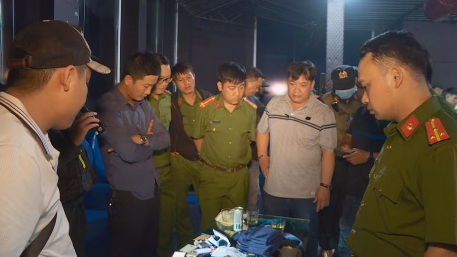 Cơ quan chức năng kiểm tra tại quán bar Monaco, phường Tân Lợi, TP Buôn Ma Thuột (ảnh: SĐ).