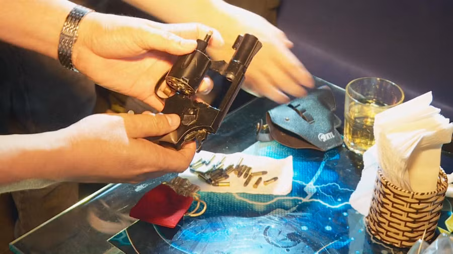 Cơ quan Công an khám xét súng của Dũng giấu tại quán bar Monaco (ảnh: SĐ).