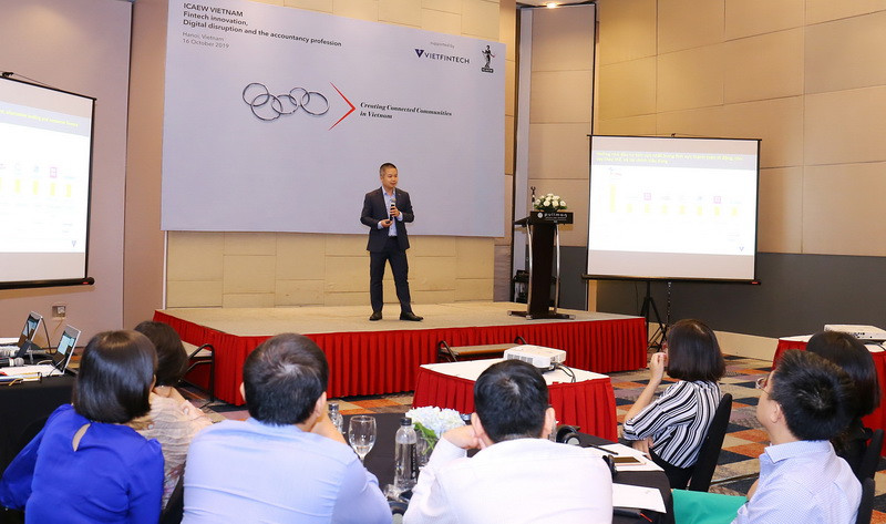 Ông Trần Hữu Đức - Phó chủ tịch Câu lạc bộ VietFintech chia sẻ thông tin về hoạt động của ngành Fintech trên thế giới và tại Việt Nam Ông Trần Hữu Đức - Phó chủ tịch Câu lạc bộ VietFintech chia sẻ thông tin về hoạt động của ngành Fintech trên thế giới và tại Việt Nam