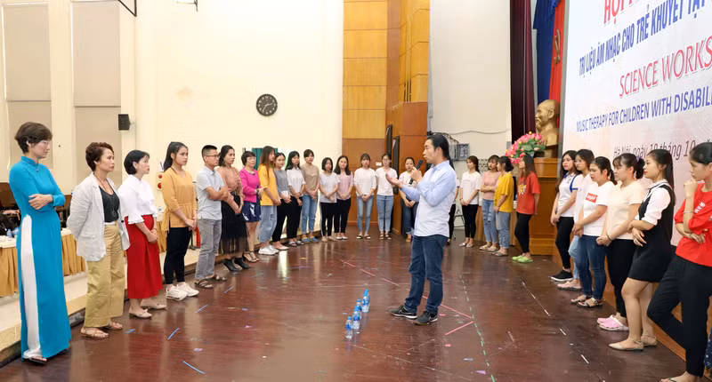 TS. Nguyễn Tuấn Đức -Viện Khoa học Giáo dục đang hướng dẫn các học viên vận động theo nhạc.