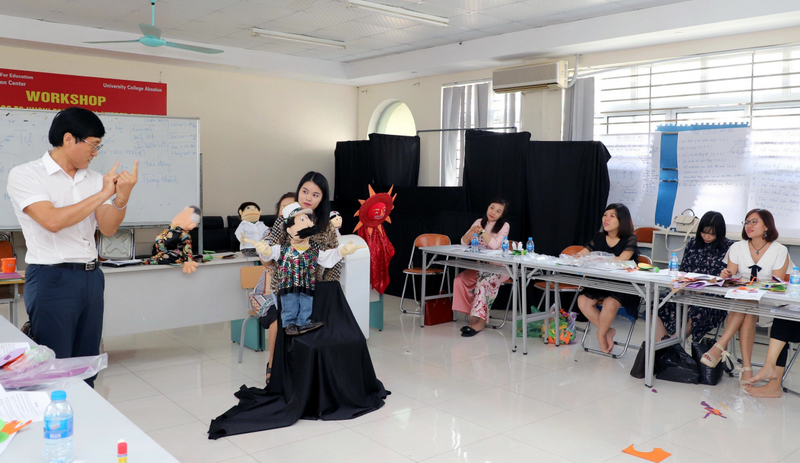 Chuyên gia Hàn Quốc ông Kim Sam Sung hướng dẫn thực hành sử dụng rối trong trị liệu âm nhạc Chuyên gia Hàn Quốc ông Kim Sam Sung hướng dẫn thực hành sử dụng rối trong trị liệu âm nhạc