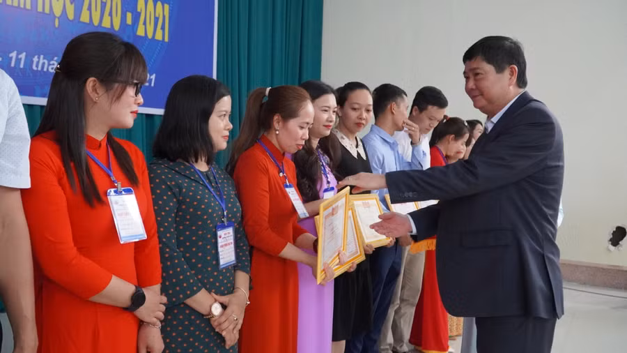 Giám đốc Sở GD&amp;ĐT Phạm Đăng Khoa trao giải Nhất cho các thí sinh