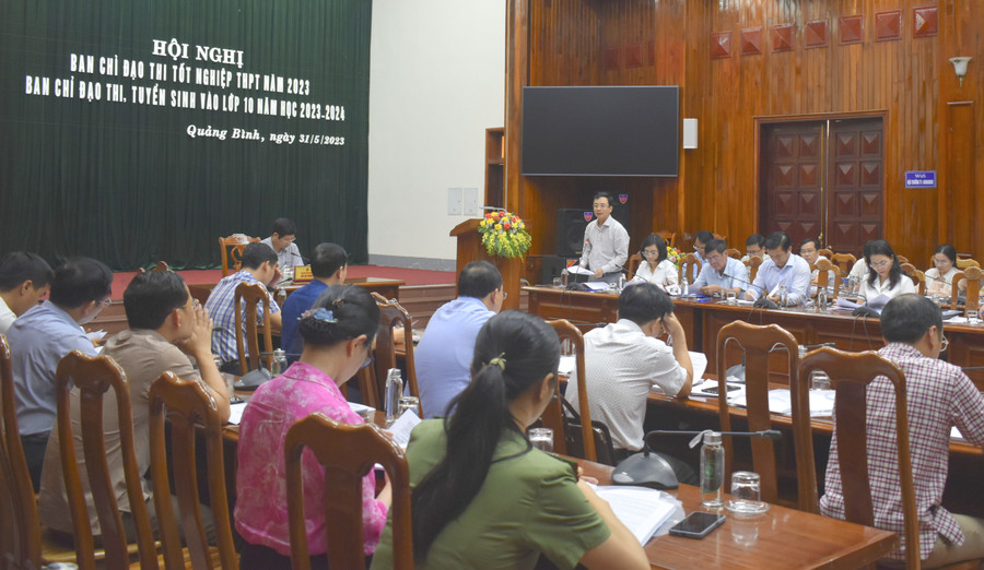 Ông Đặng Ngọc Tuấn – Giám đốc Sở GD&ĐT Quảng Bình báo cáo công tác chuẩn bị kỳ thi. Ông Đặng Ngọc Tuấn – Giám đốc Sở GD&ĐT Quảng Bình báo cáo công tác chuẩn bị kỳ thi.