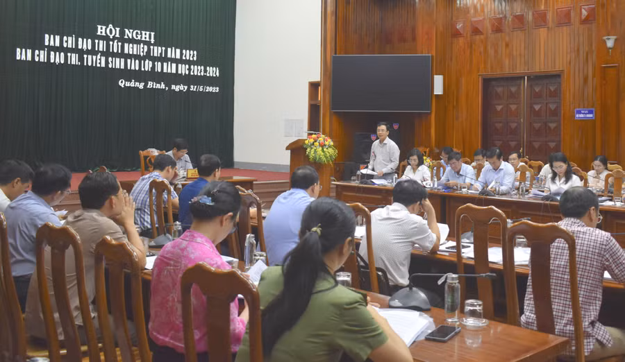 Ông Đặng Ngọc Tuấn – Giám đốc Sở GD&amp;ĐT Quảng Bình báo cáo công tác chuẩn bị kỳ thi.