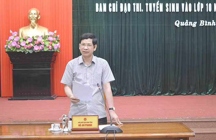 Ông Hồ An Phong – Phó Chủ tịch UBND tỉnh, Trưởng ban chỉ đạo kỳ thi tốt nghiệp THPT năm 2023 tỉnh Quảng Bình giao nhiệm vụ cho các Sở, ban ngành trong việc tổ chức kỳ thi.