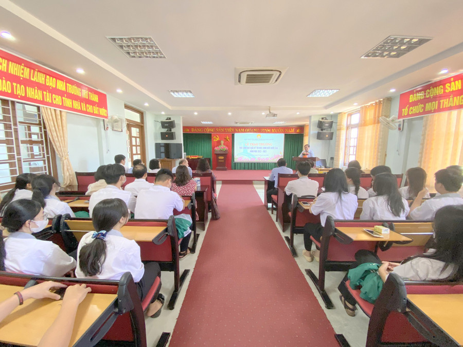 Lãnh đạo Hội khuyến Quảng Bình học ghi nhận những nỗ lực và chúc mừng thành tích đạt được của HS, sự tận tâm của đội ngũ thầy, cô giáo. Lãnh đạo Hội khuyến Quảng Bình học ghi nhận những nỗ lực và chúc mừng thành tích đạt được của HS, sự tận tâm của đội ngũ thầy, cô giáo.