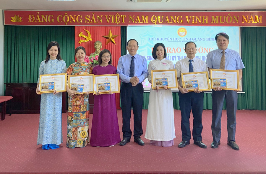 Tuyên dương các giáo viên tham gia bồi dưỡng học sinh. Tuyên dương các giáo viên tham gia bồi dưỡng học sinh.