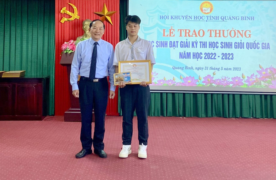 Trao thưởng cho học sinh đạt thành tích cao. Trao thưởng cho học sinh đạt thành tích cao.