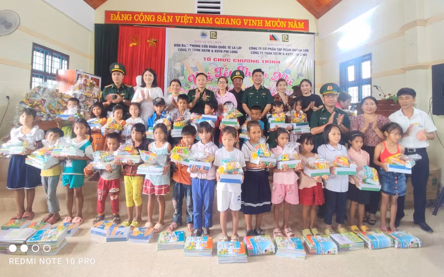 Tặng quà cho các cháu học sinh nhân dịp tết trung thu.