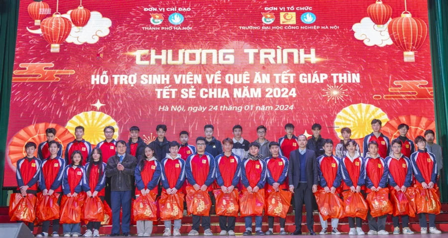 Trao tặng quà cho sinh viên Trường ĐH Công nghiệp Hà Nội.