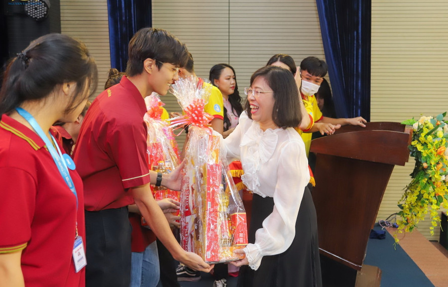 TS Trần Ái Cầm – Hiệu trưởng Trường ĐH Nguyễn Tất Thành trao tặng quà Tết cho sinh viên.