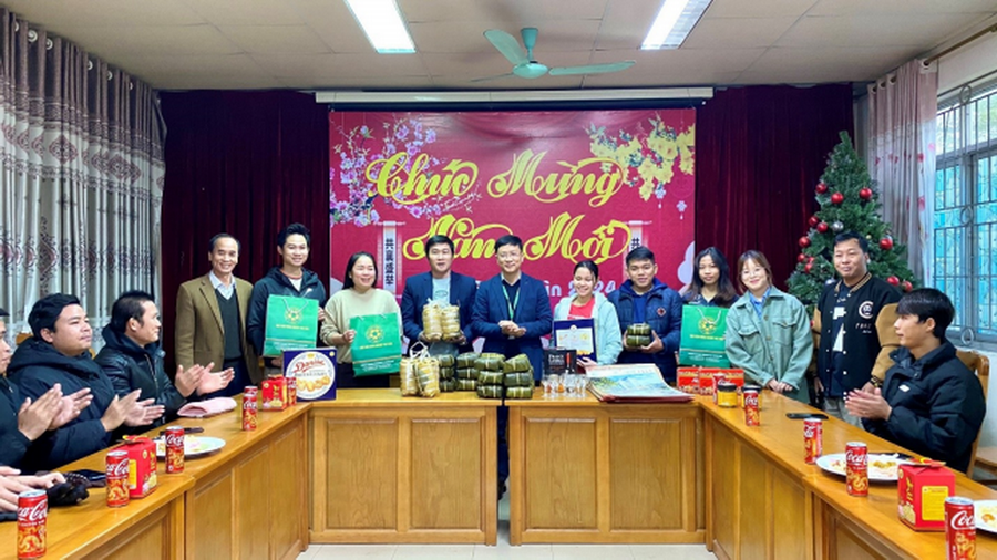Học viện Nông nghiệp Việt Nam trao tặng những suất quà Tết ý nghĩa cho các lưu học sinh.