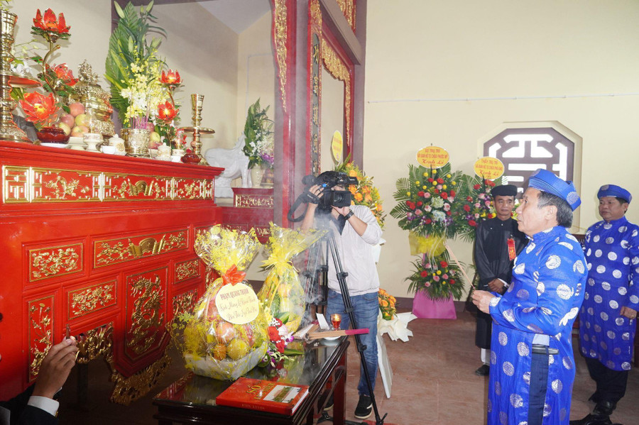 Đến dự lễ có ông Hà Sỹ Đồng - Phó Chủ tịch Thường trực UBND tỉnh Quảng Trị, lãnh đạo huyện Triệu Phong và đông đảo nhân dân địa phương. Đến dự lễ có ông Hà Sỹ Đồng - Phó Chủ tịch Thường trực UBND tỉnh Quảng Trị, lãnh đạo huyện Triệu Phong và đông đảo nhân dân địa phương.