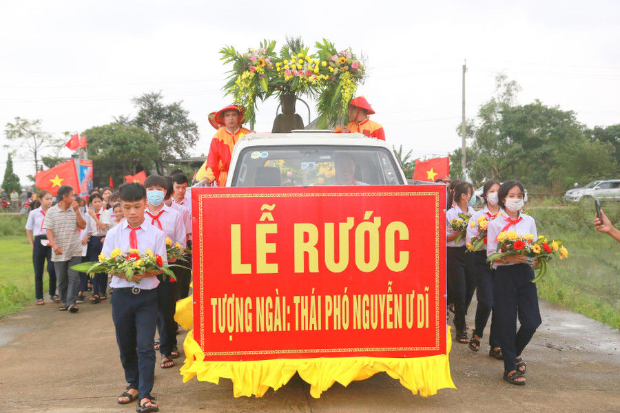 Người dân địa phương tin rằng, khi ngài Thái phó Nguyễn Ư Dĩ qua đời, Chúa Nguyễn cho đúc tượng thờ ông tại Đền thờ trong phủ Chúa, ở Dinh Trà Bát, thuộc làng Trà Liên. Người dân địa phương tin rằng, khi ngài Thái phó Nguyễn Ư Dĩ qua đời, Chúa Nguyễn cho đúc tượng thờ ông tại Đền thờ trong phủ Chúa, ở Dinh Trà Bát, thuộc làng Trà Liên.