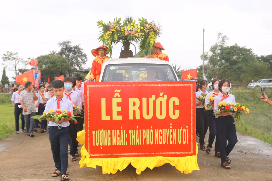 Người dân địa phương tin rằng, khi ngài Thái phó Nguyễn Ư Dĩ qua đời, Chúa Nguyễn cho đúc tượng thờ ông tại Đền thờ trong phủ Chúa, ở Dinh Trà Bát, thuộc làng Trà Liên.
