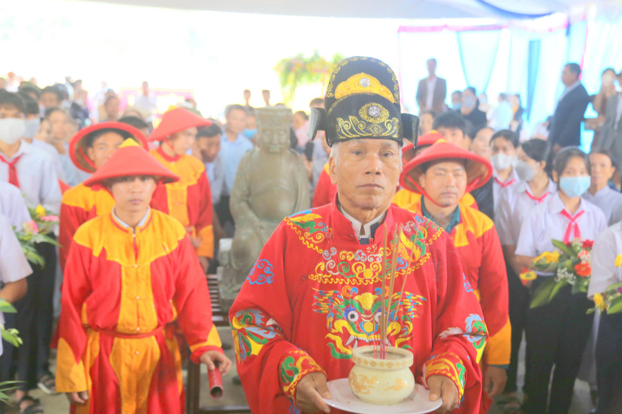 Pho tượng trên đóng vai trò rất quan trọng trong đời sống tâm linh, được dân làng Trà Liên, xã Triệu Giang tôn thờ. Pho tượng trên đóng vai trò rất quan trọng trong đời sống tâm linh, được dân làng Trà Liên, xã Triệu Giang tôn thờ.