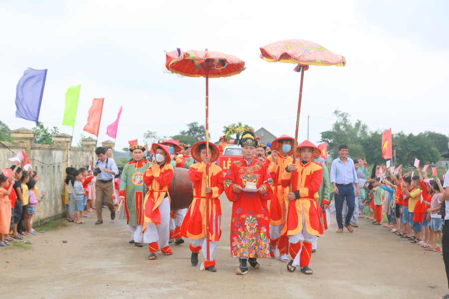 Lễ rước và an vị pho tượng được cho là tạc ngài Nguyễn Ư Dĩ được tổ chức trang trọng, thành kính. Lễ rước và an vị pho tượng được cho là tạc ngài Nguyễn Ư Dĩ được tổ chức trang trọng, thành kính.