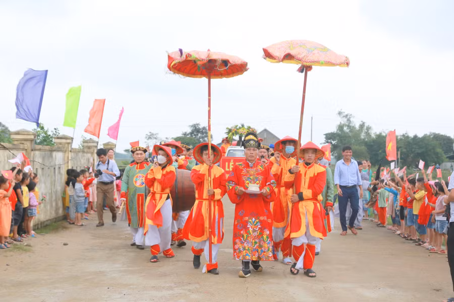 Lễ rước và an vị pho tượng được cho là tạc ngài Nguyễn Ư Dĩ được tổ chức trang trọng, thành kính.
