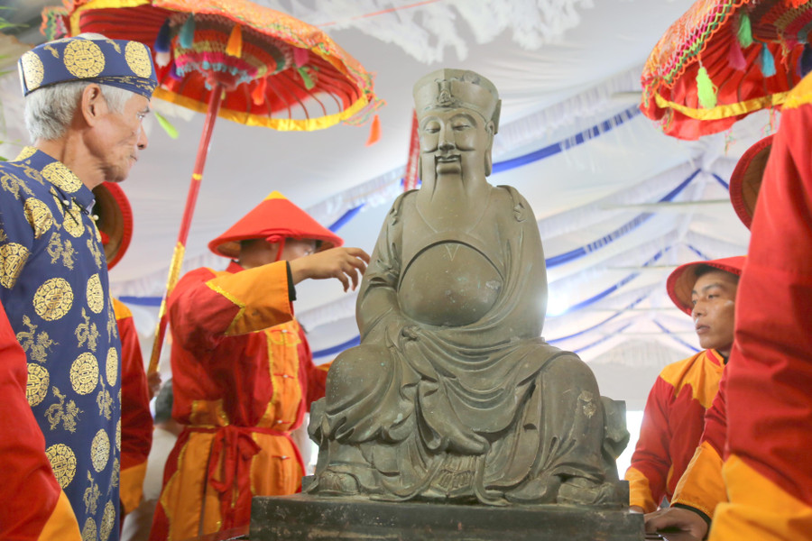 Với niềm mong ước chung của người dân làng Trà Liên là có một nơi thờ tự xứng đáng với tầm vóc và công lao to lớn của Thái phó Nguyễn Ư Dĩ, xã Triệu Giang đã kêu gọi xã hội hóa để xây dựng đền thờ ngài trang nghiêm, thành kính. Với niềm mong ước chung của người dân làng Trà Liên là có một nơi thờ tự xứng đáng với tầm vóc và công lao to lớn của Thái phó Nguyễn Ư Dĩ, xã Triệu Giang đã kêu gọi xã hội hóa để xây dựng đền thờ ngài trang nghiêm, thành kính.