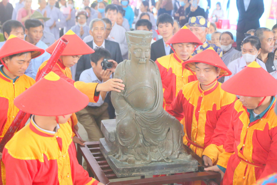 Pho tượng được đúc bằng chất liệu đồng, cao khoảng 0,6m, phần vai rộng 0,32m, tạc tư thế toàn thân của một vị quan ngồi trên ghế. Pho tượng được đúc bằng chất liệu đồng, cao khoảng 0,6m, phần vai rộng 0,32m, tạc tư thế toàn thân của một vị quan ngồi trên ghế.