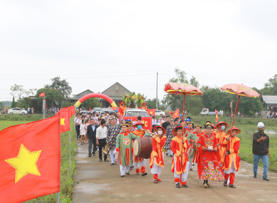 Trước đó, chính quyền xã Triệu Giang, huyện Triệu Phong đã tổ chức lễ rước và an vị pho tượng đồng Trà Liên – được cho là tạc ngài Thái phó Nguyễn Ư Dĩ từ vị trí trong một ngôi miếu ở khu vực đình làng Trà Liên về thờ ở ngôi đền tại di tích Quốc gia "Các địa điểm liên quan đến dinh Chúa Nguyễn (1558 - 1626)" thuộc làng Trà Liên, xã Triệu Giang. Trước đó, chính quyền xã Triệu Giang, huyện Triệu Phong đã tổ chức lễ rước và an vị pho tượng đồng Trà Liên – được cho là tạc ngài Thái phó Nguyễn Ư Dĩ từ vị trí trong một ngôi miếu ở khu vực đình làng Trà Liên về thờ ở ngôi đền tại di tích Quốc gia "Các địa điểm liên quan đến dinh Chúa Nguyễn (1558 - 1626)" thuộc làng Trà Liên, xã Triệu Giang.