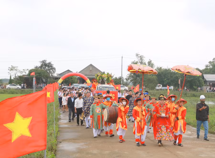Trước đó, chính quyền xã Triệu Giang, huyện Triệu Phong đã tổ chức lễ rước và an vị pho tượng đồng Trà Liên – được cho là tạc ngài Thái phó Nguyễn Ư Dĩ từ vị trí trong một ngôi miếu ở khu vực đình làng Trà Liên về thờ ở ngôi đền tại di tích Quốc gia "Các địa điểm liên quan đến dinh Chúa Nguyễn (1558 - 1626)" thuộc làng Trà Liên, xã Triệu Giang.