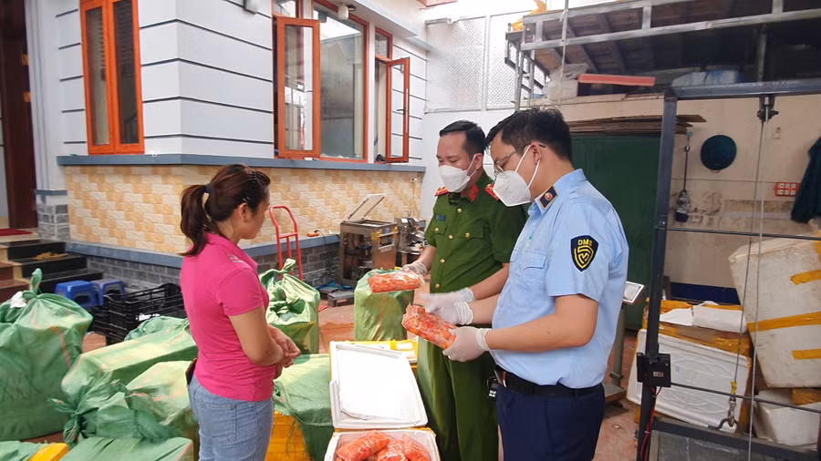 840 kg trứng non gia cầm đông lạnh, 40 kg nầm động vật đông lạnh không rõ nguồn gốc xuất xứ bị phát hiện và thu giữ tại cơ sở kinh doanh.