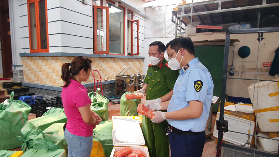 840 kg trứng non gia cầm đông lạnh, 40 kg nầm động vật đông lạnh không rõ nguồn gốc xuất xứ bị phát hiện và thu giữ tại cơ sở kinh doanh. 840 kg trứng non gia cầm đông lạnh, 40 kg nầm động vật đông lạnh không rõ nguồn gốc xuất xứ bị phát hiện và thu giữ tại cơ sở kinh doanh.