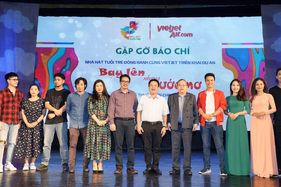 Ông Nguyễn Đức Tâm cùng lãnh đạo và nghệ sĩ của Nhà hát Tuổi Trẻ 