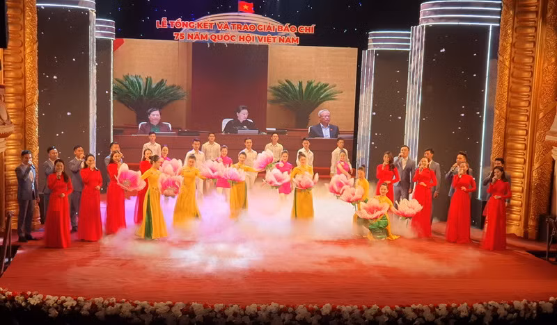 Văn nghệ chào mừng