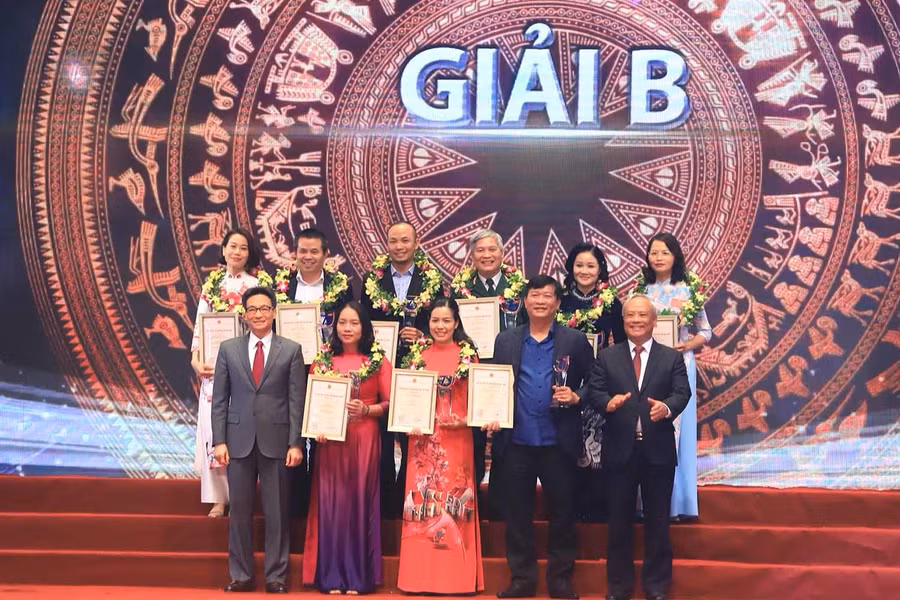 Phó Chủ tịch Quốc hội Uông Chu Lưu và Phó Thủ tướng Vũ Đức Đam trao giải cho các tác giả đoạt giải B.