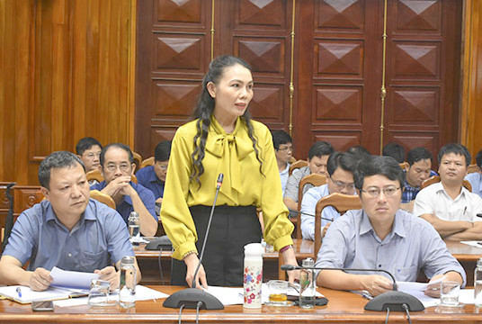 Các thành viên tham dự hội nghị nêu ý kiến về việc xây dựng văn hóa học đường.