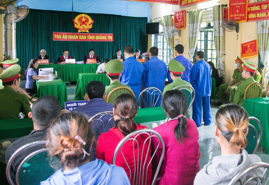 Phiên tòa xét xử các bị cáo được tổ chức tại Hội trường UBND xã Thuận, huyện Hướng Hóa.