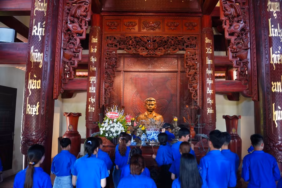 Thăm và dâng hương tại nhà lưu niệm Lý Tự Trọng.