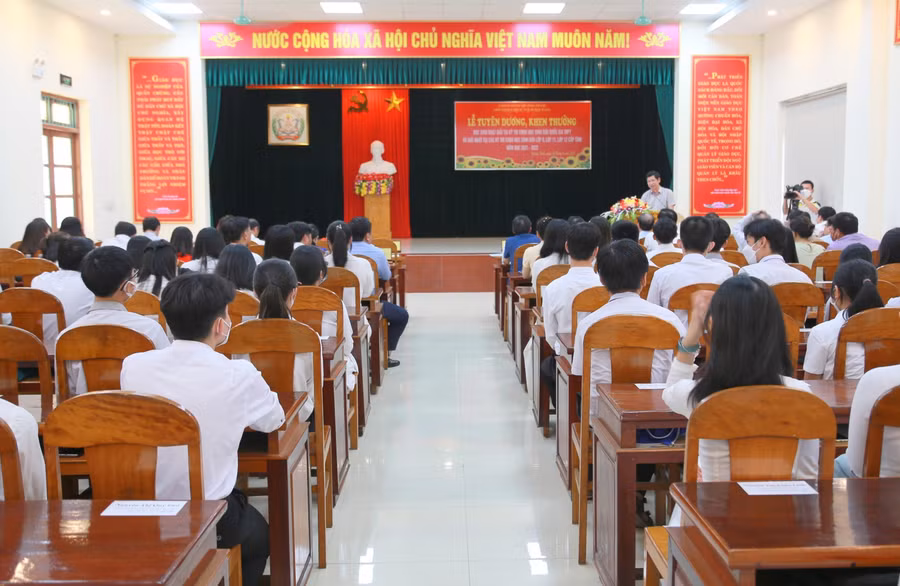 Sở GD&amp;ĐT tỉnh Quảng Bình tổ chức tuyên dương, khen thưởng học sinh đạt giải quốc gia, cấp tỉnh.