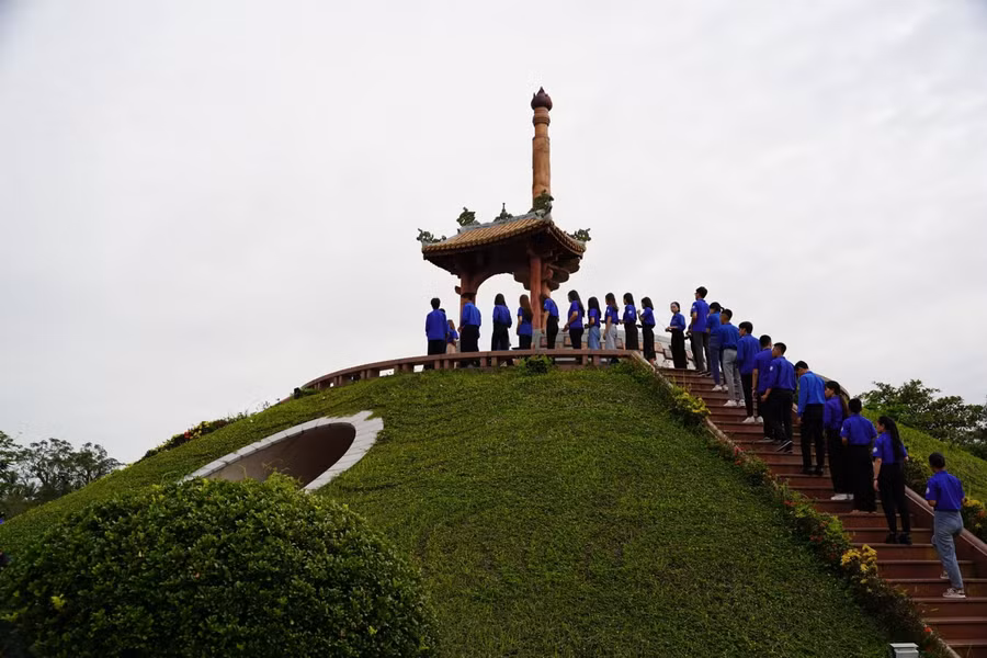 Đoàn tham quan học tập tại Thành Cổ Quảng Trị (tỉnh Quảng Trị).