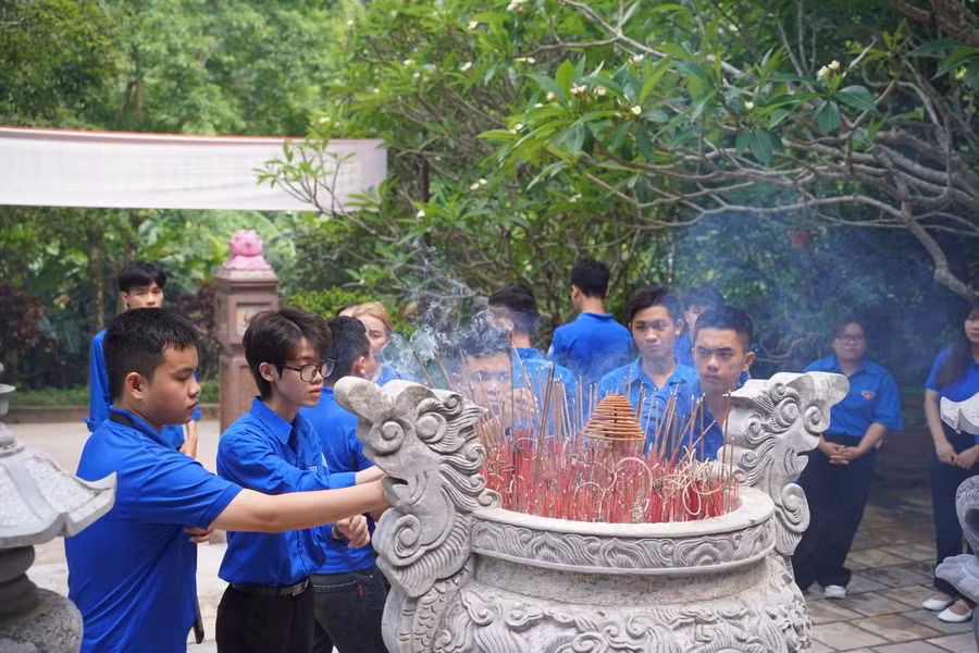 Tri ân các liệt sĩ tại Hang Tám Cô (tỉnh Quảng Bình).