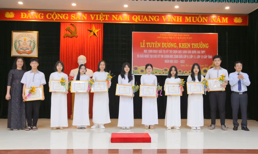 Quảng Bình: Vinh danh học sinh đạt giải Quốc gia ảnh 9