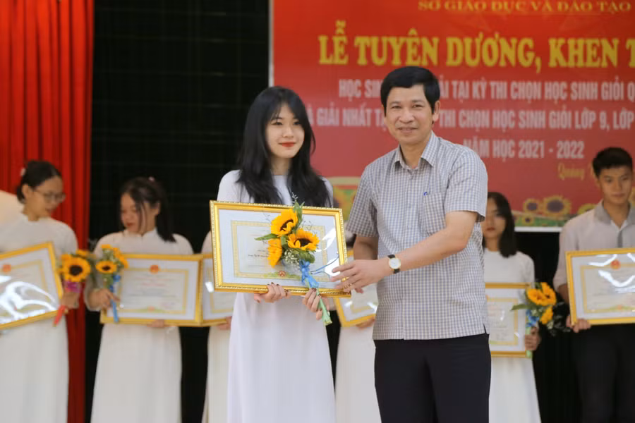 Ông Hồ An Phong tặng Bằng khen cho học sinh đạt giải cao.