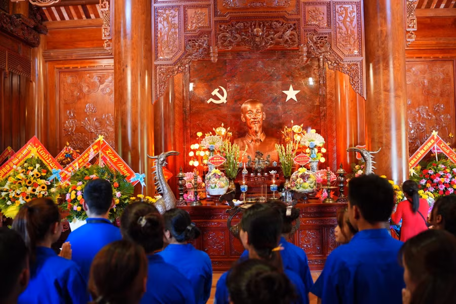 Sinh viên dâng hương tại đền thờ Chủ tịch Hồ Chí Minh.